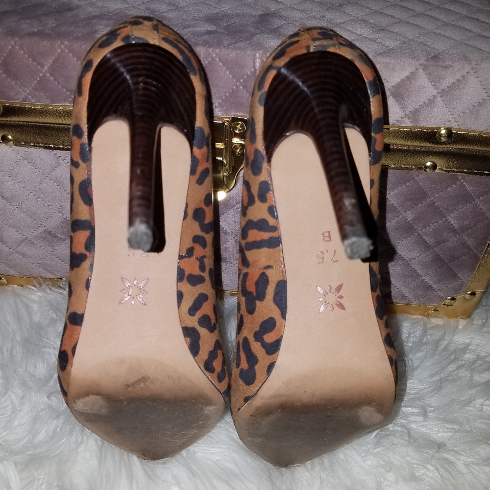 BCBGeneration Heidi Leopard Microsuede 7.5 M - Picture 2 of 6